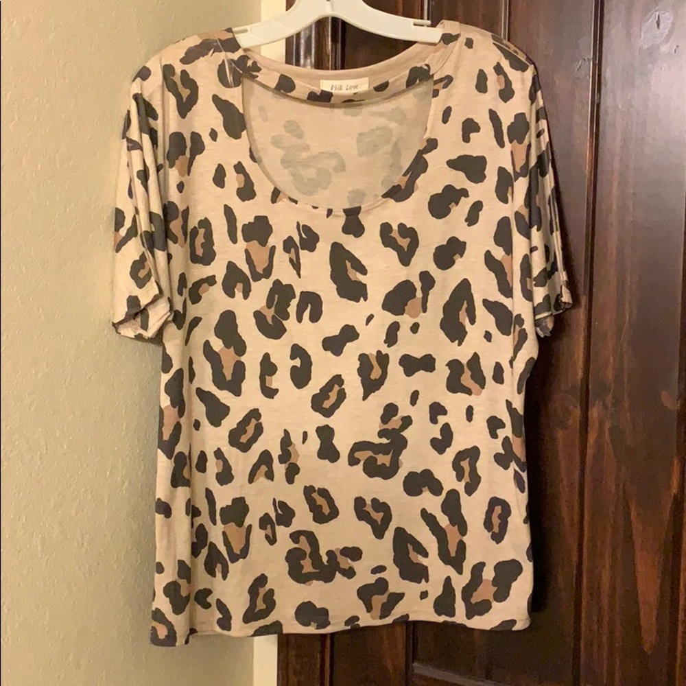 Short sleeve leopard top sz S